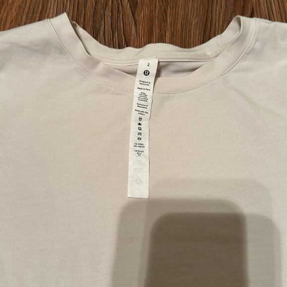 Lululemon scoop neck tee in bone size 2 like new condition - Picture 2 of 3